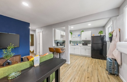 Riverside Apartment | Cozy 2-bedroom apartment close to Kansas City, King bed and Workspace