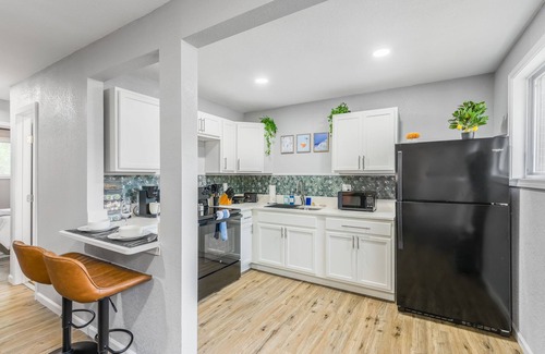 Riverside Apartment | Cozy 2-bedroom apartment close to Kansas City, King bed and Workspace