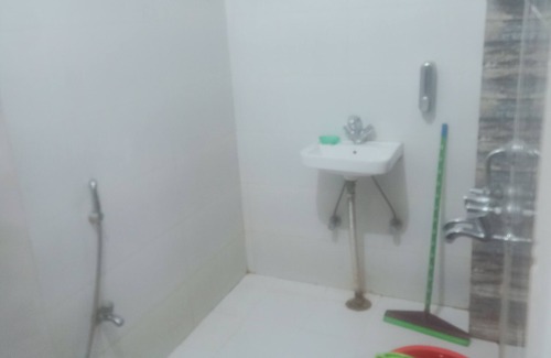 Indira Nagar Apartment | Cozy 2-bedroom apartment in tranquil Lucknow with WiFi, AC