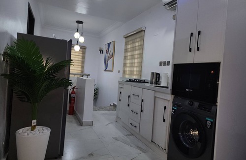 Mushin House | Cozy 2-bedroom bnb in beautiful Palmgrove Estate Ilupeju Lagos with AC & WiFi
