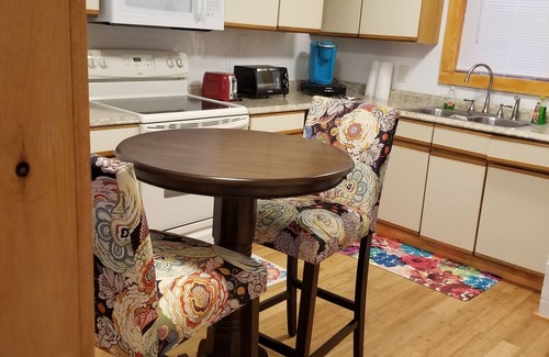 Berlin House | Cozy 2-bedroom bungalow, 10 minutes from beach, pet friendly
