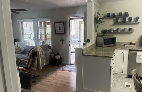 Clayton House | Cozy 2-bedroom Bungalow 5 minutes from Downtown