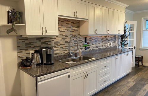 Campbell River House | Cozy 2-bedroom house across from beautiful Oyster Bay, south of Campbell River