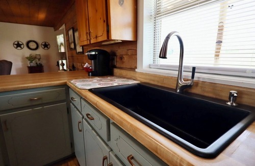 Inman Cabin | Cozy 2-bedroom cabin close to Interstates & Amenities-Boiling Springs, SC