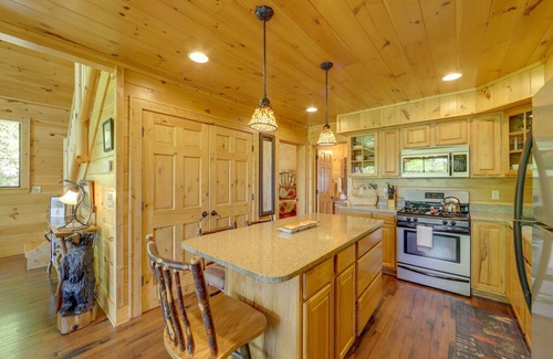 Bryson City Cabin | Cozy 2-bedroom cabin w/Mountain Views!