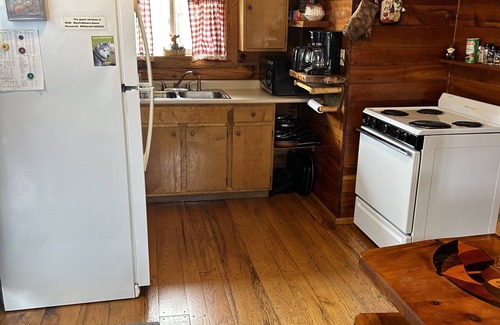 Limestone Cabin | Cozy 2 bedroom cabin on a 20 acre lake