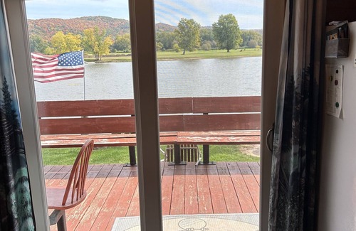 Limestone Cabin | Cozy 2 bedroom cabin on a 20 acre lake