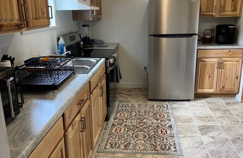 Bluewell Cabin | Cozy 2-bedroom cabin with WiFi, AC in delightful Rock. 2 minutes from trails.