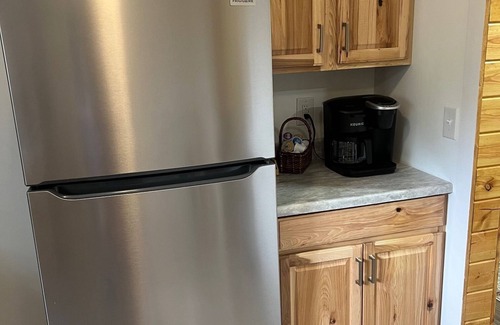 Bluewell Cabin | Cozy 2-bedroom cabin with WiFi, AC in delightful Rock. 2 minutes from trails.