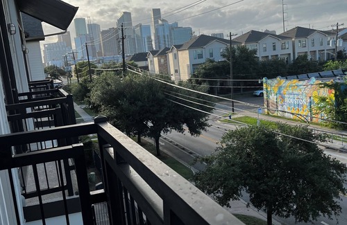 East Downtown Houston Condo | Cozy 2-bedroom condo in heart of East Downtown Houston with WiFi, AC