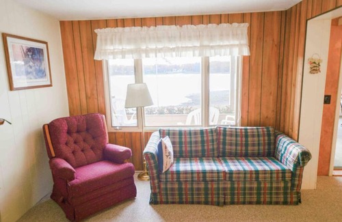 Branch House | Cozy 2 bedroom cottage, lakefront private beach