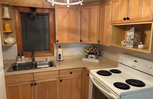 Albion Cottage | Cozy 2-bedroom cottage in Albion on the water, amazing views ,fishing,boating