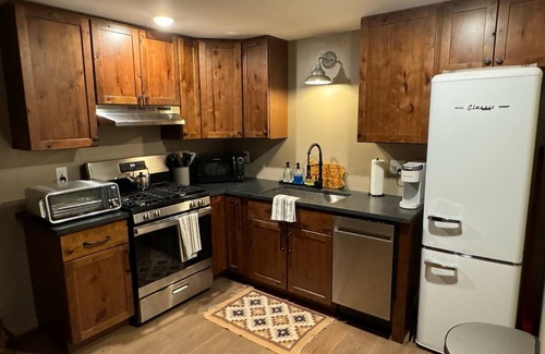 Thompson Cottage | Cozy 2-bedroom cottage with WiFi, AC, and Hot Tub on 10 acres.