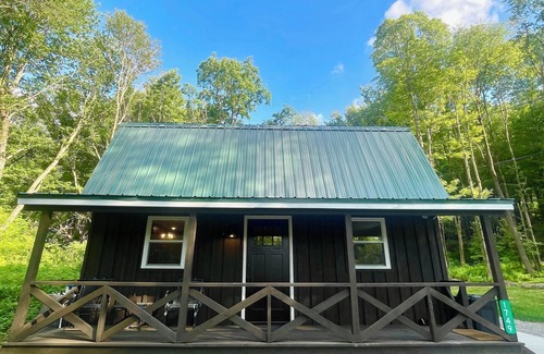 Thompson Cottage | Cozy 2-bedroom cottage with WiFi, AC, and Hot Tub on 10 acres.