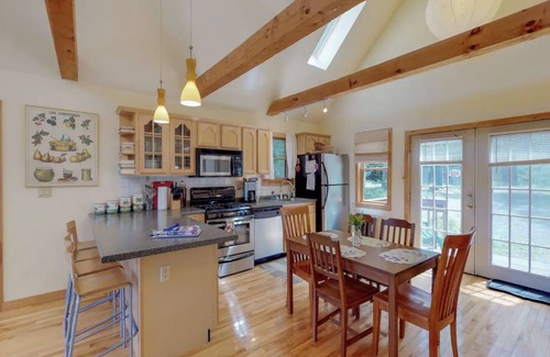Woodstock Cottage | Cozy 2 bedroom cottage in Woodstock heated pool, mountain views,bbq,swim 🏊‍♂️ hike