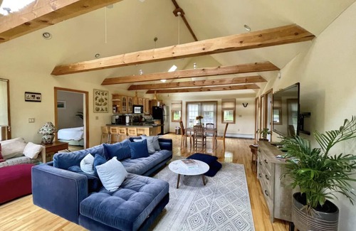 Woodstock Cottage | Cozy 2 bedroom cottage in Woodstock heated pool, mountain views,bbq,swim 🏊‍♂️ hike