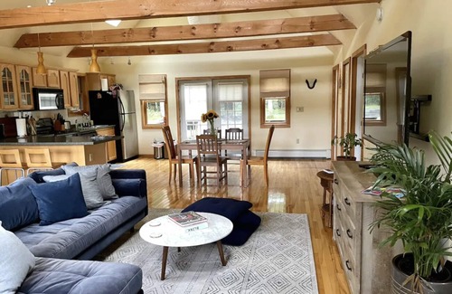 Woodstock Cottage | Cozy 2 bedroom cottage in Woodstock heated pool, mountain views,bbq,swim 🏊‍♂️ hike