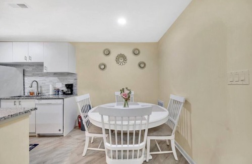 Charlotte House | Cozy 2 Bedroom Duplex w/Jacuzzi