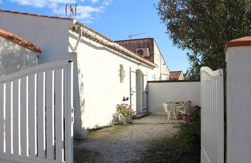 Port-la-Nouvelle House | Cozy 2-Bedroom House, 150m from Beach, Terrace, and Parking