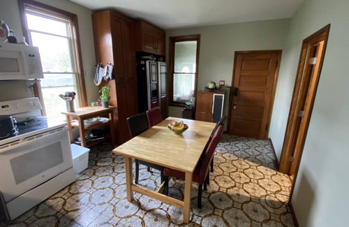 South Chicago Apartment | Cozy 2- bedroom – great kitchen – in a Lakefront Neighborhood