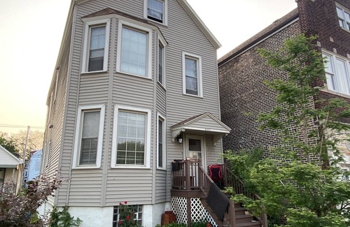 South Chicago Apartment | Cozy 2- bedroom – great kitchen – in a Lakefront Neighborhood