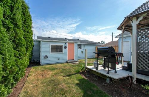 Seaview House | Cozy 2 Bedroom Home, Private Backyard with Hot Tub
