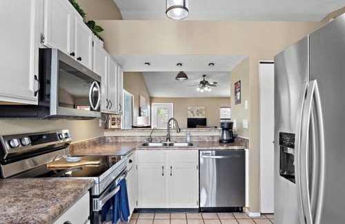 Casas Adobes House | Cozy 2-bedroom house directly across from Tucson National Golf Resort