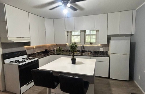 Canton House | Cozy 2-bedroom house in Canton, Illinois with WiFi, AC. Book now