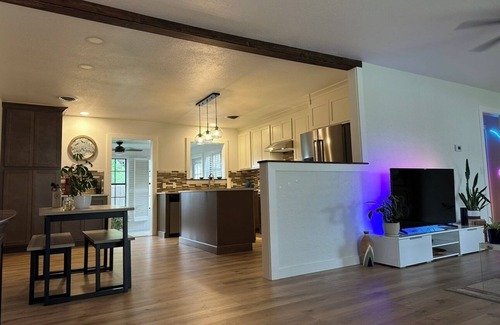 Plainview House | Cozy 2-bedroom house with WiFi and AC in Plainview