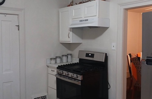 Port Huron House | Cozy 2-bedroom house in Port Huron near Blue Water Bridge. WiFi and satellite TV