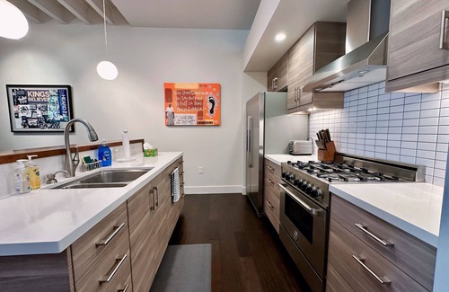 North Oak Park House | Cozy 2 bedroom house 5 minutes to downtown and UC Davis Medical