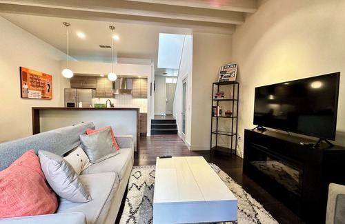 North Oak Park House | Cozy 2 bedroom house 5 minutes to downtown and UC Davis Medical