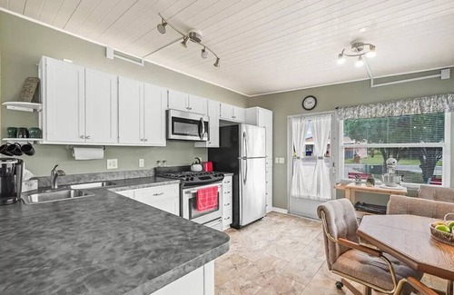 Fedhaven House | Cozy 2-Bedroom in Peaceful Saddlebag Lake Resort - Monthly Rental