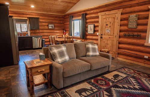 Bonners Ferry Cabin | Cozy 2-Bedroom Log Cabin Retreat Near Town – Full Kitchen