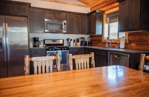 Bonners Ferry Cabin | Cozy 2-Bedroom Log Cabin Retreat Near Town – Full Kitchen