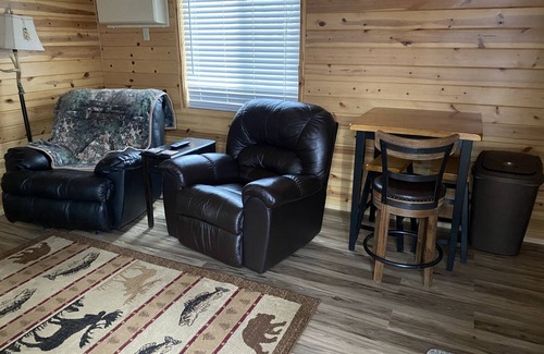 Grassy Butte Cabin | Cozy 2 bedroom Log Cabin