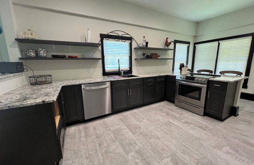 Great Falls House | Cozy 2-bedroom Mid Century Modern house in Great Falls