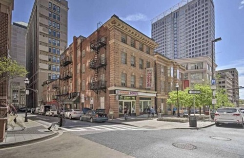 Downtown West Apartment | Cozy 2-bedroom PH apartment in charming Baltimore Inner Harbor , free parking