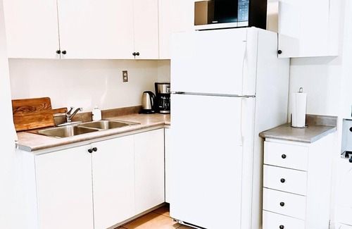 East Credit Apartment | Cozy 2 Bedroom Retreat in Heartland