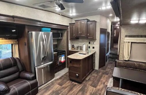 Leander House | Cozy 2 bedroom RV with pool