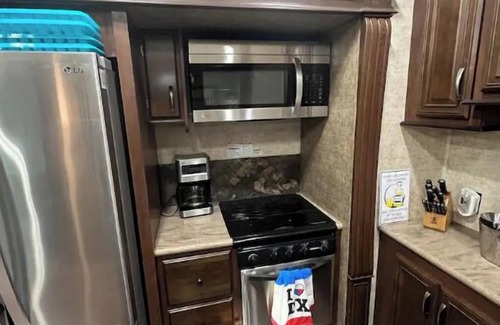 Leander House | Cozy 2 bedroom RV with pool