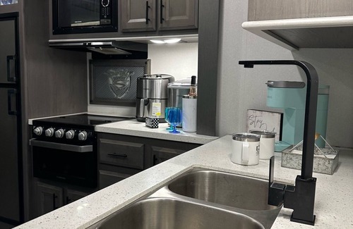 Southbelt/Ellington House | Cozy 2-bedroom RV with WIFI, AC, Club House & Pool in NASA & Oil nd Gas Industry