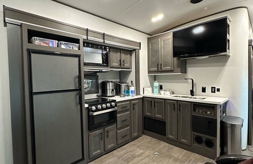 Southbelt/Ellington House | Cozy 2-bedroom RV with WIFI, AC, Club House & Pool in NASA & Oil nd Gas Industry