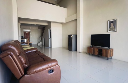 Nakhon Chai Si House | Cozy 2-bedroom building in tranquil Tambon Ngiu Rai with WiFi, AC