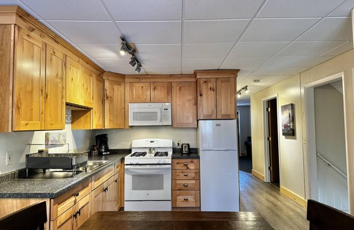 Paradise Apartment | Cozy 2-Bedroom Upstairs Apartment in Paradise