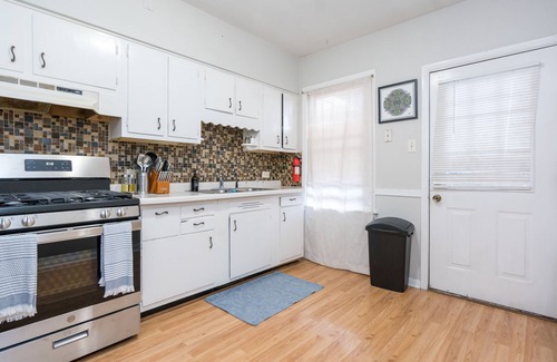 Chicago Lawn Apartment | Cozy 2- bedroom w/patio mins from Midway Airport