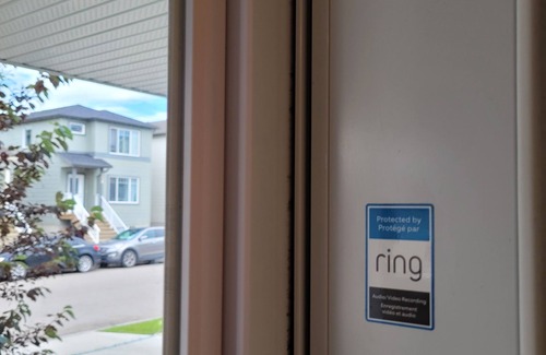 Regina House | COZY 2-BR TOWNHOUSE. Private ATTACHED GARAGE and BALCONY. Near YQR AIRPORT.