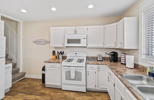 Waukegan House | Cozy 2-Story House Near Downtown Libertyville