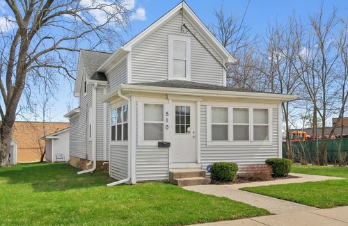 Waukegan House | Cozy 2-Story House Near Downtown Libertyville