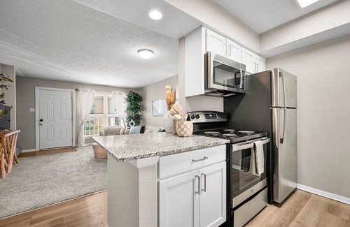 South Baton Rouge Apartment | Cozy 2B Getaway Pool Prime Location in Baton Rouge Medical District